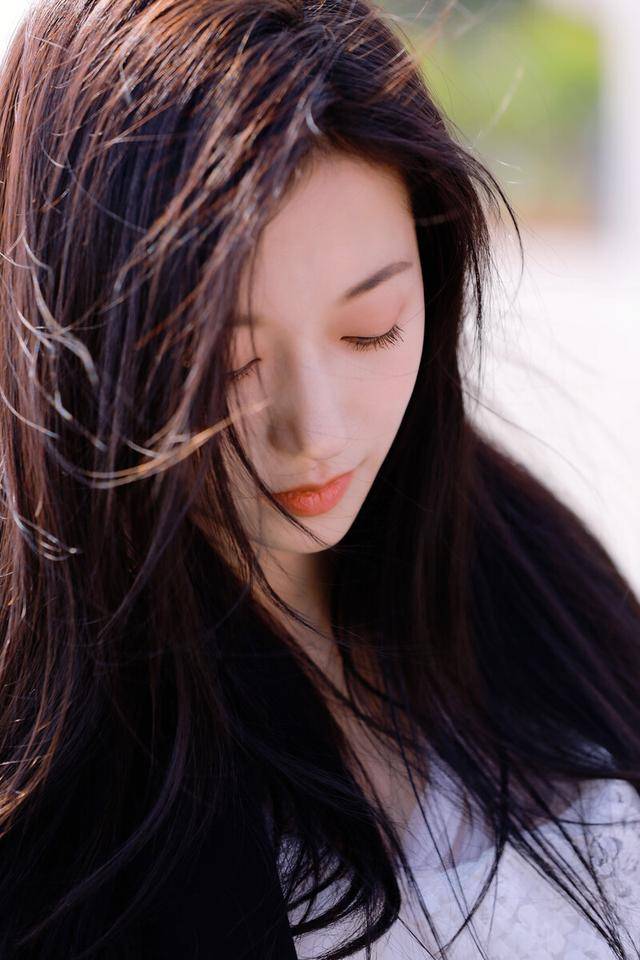 穿黑西服的美女,很酷很飒,黑色调能够提升女人气质_西服_美女_黑色