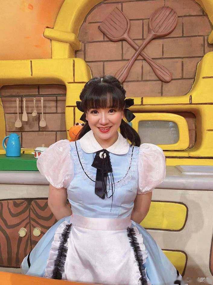 央视美女主持红果果怒了!高龄生子遭低俗调侃,喊话网友开玩笑要有度