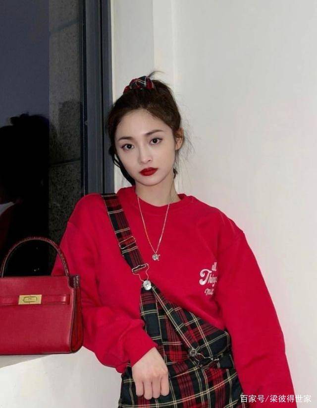 真服了23岁周洁琼 穿格子裤只挂单肩背带 谁知潮翻了 Look 穿着 服装