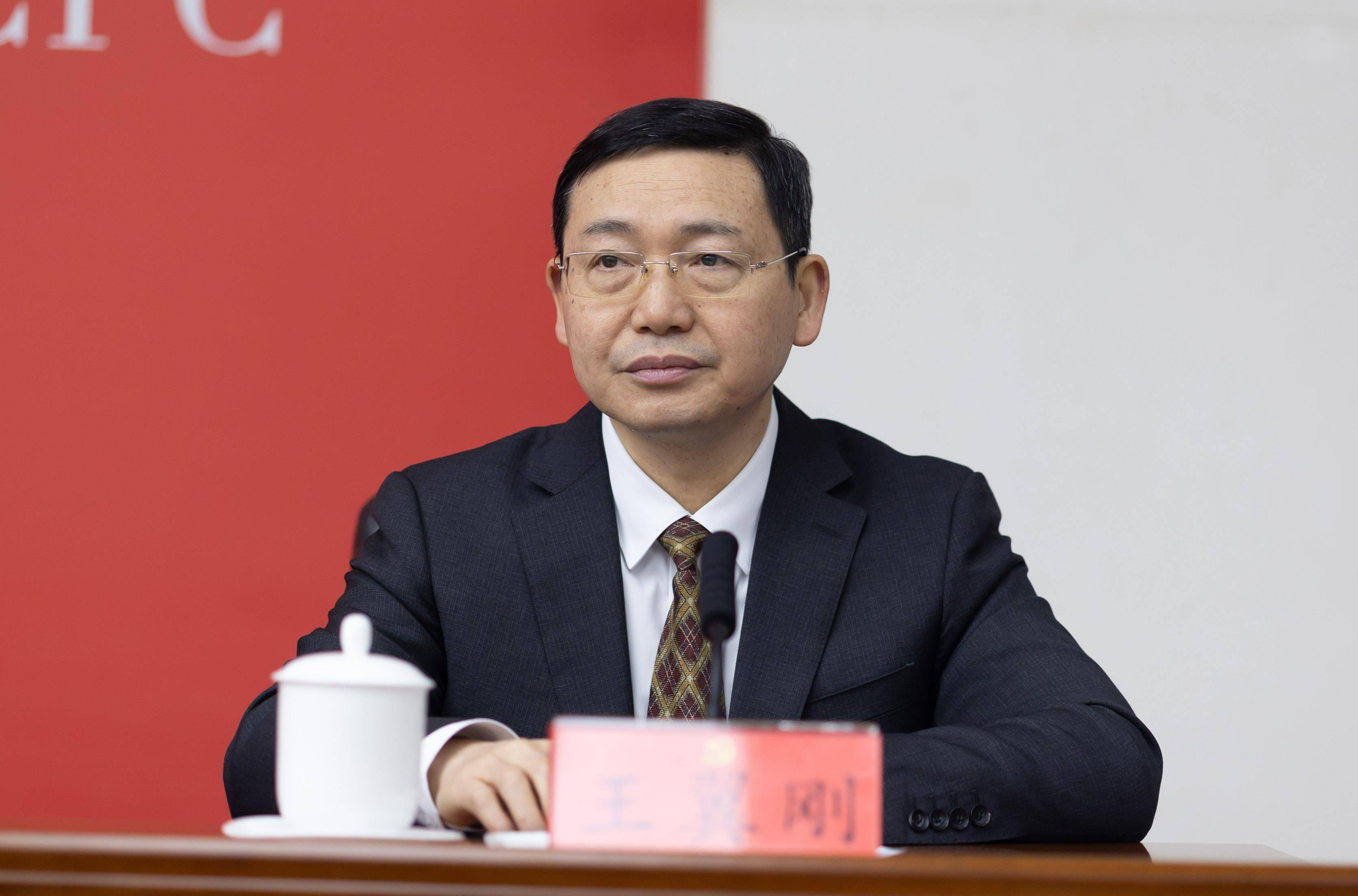 发布会上,成都市交通运输局党组书记,局长王翼刚表示,成都将围绕"碳达