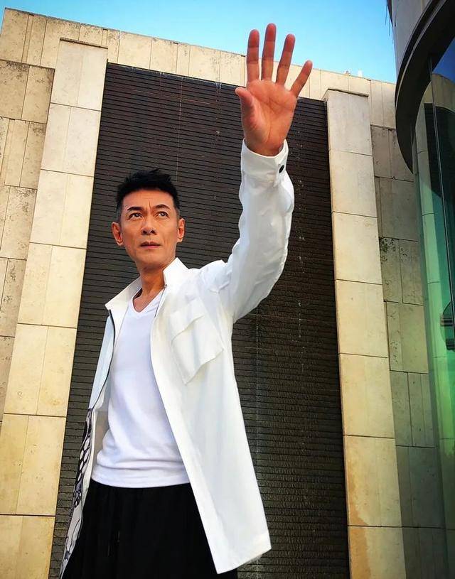 59岁江华息影多年全面复出,外表冻龄帅气,透露将接拍电影_因为_电视