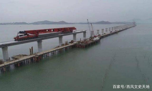 基建狂魔“新玩具”：世界首臺(tái)千噸級(jí)架橋機(jī)，協(xié)助湄洲灣大橋合龍
