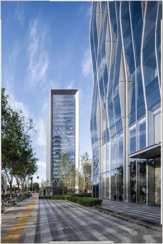 工程北京通州保利大都会幕墙恰似通州大运河之潺潺波涛