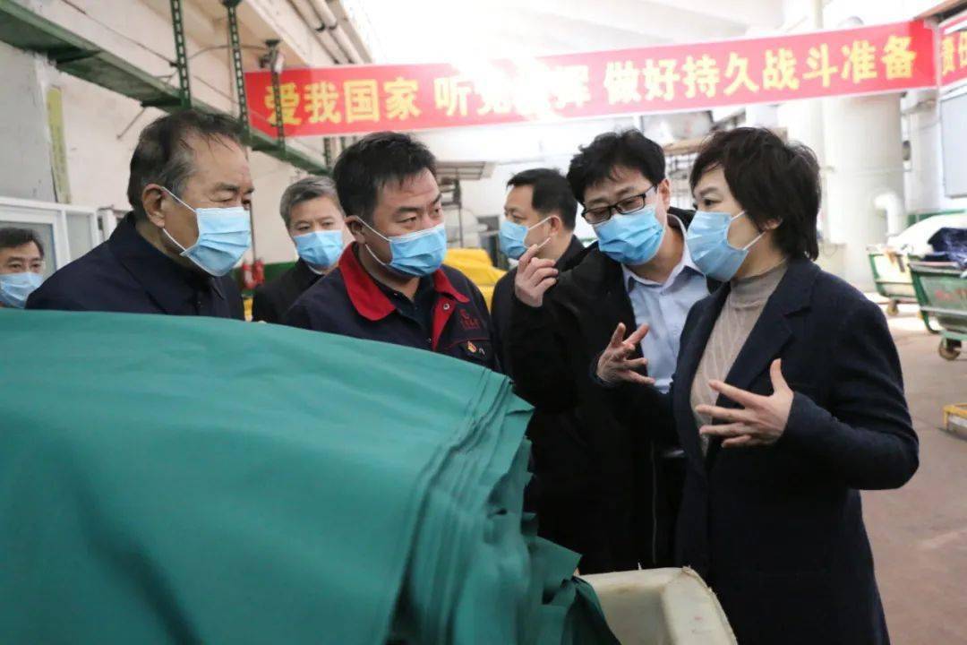 徐建林(右二),刘建伟(左四)向夏延军汇报工作来源丨河北宁纺集团宁晋