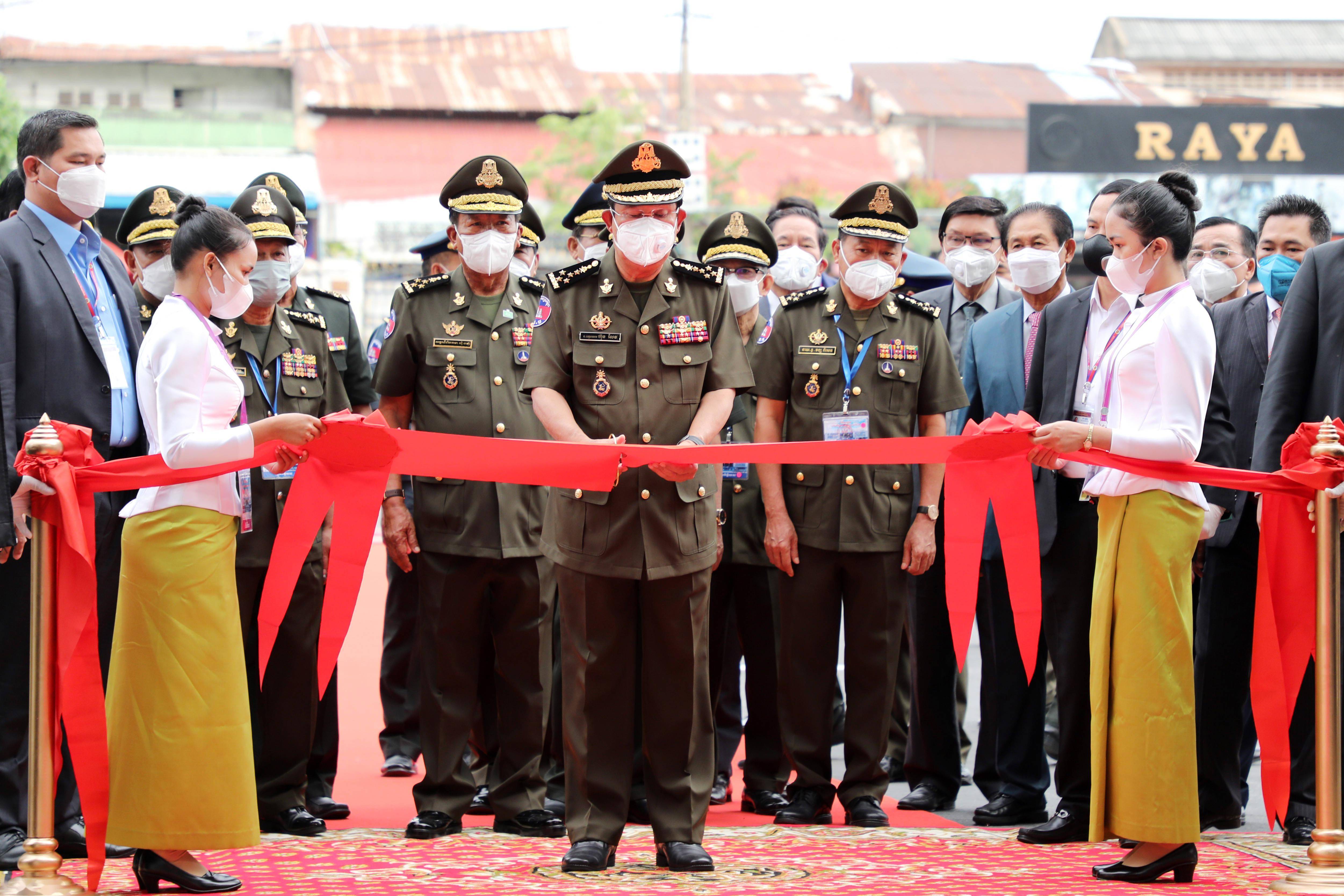 12月29日,在柬埔寨首都金边,柬埔寨首相洪森在柬埔寨国防部办公楼项目