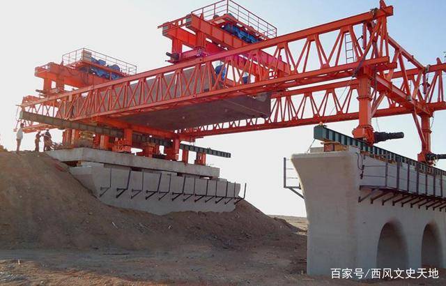 基建狂魔“新玩具”：世界首臺(tái)千噸級(jí)架橋機(jī)，協(xié)助湄洲灣大橋合龍