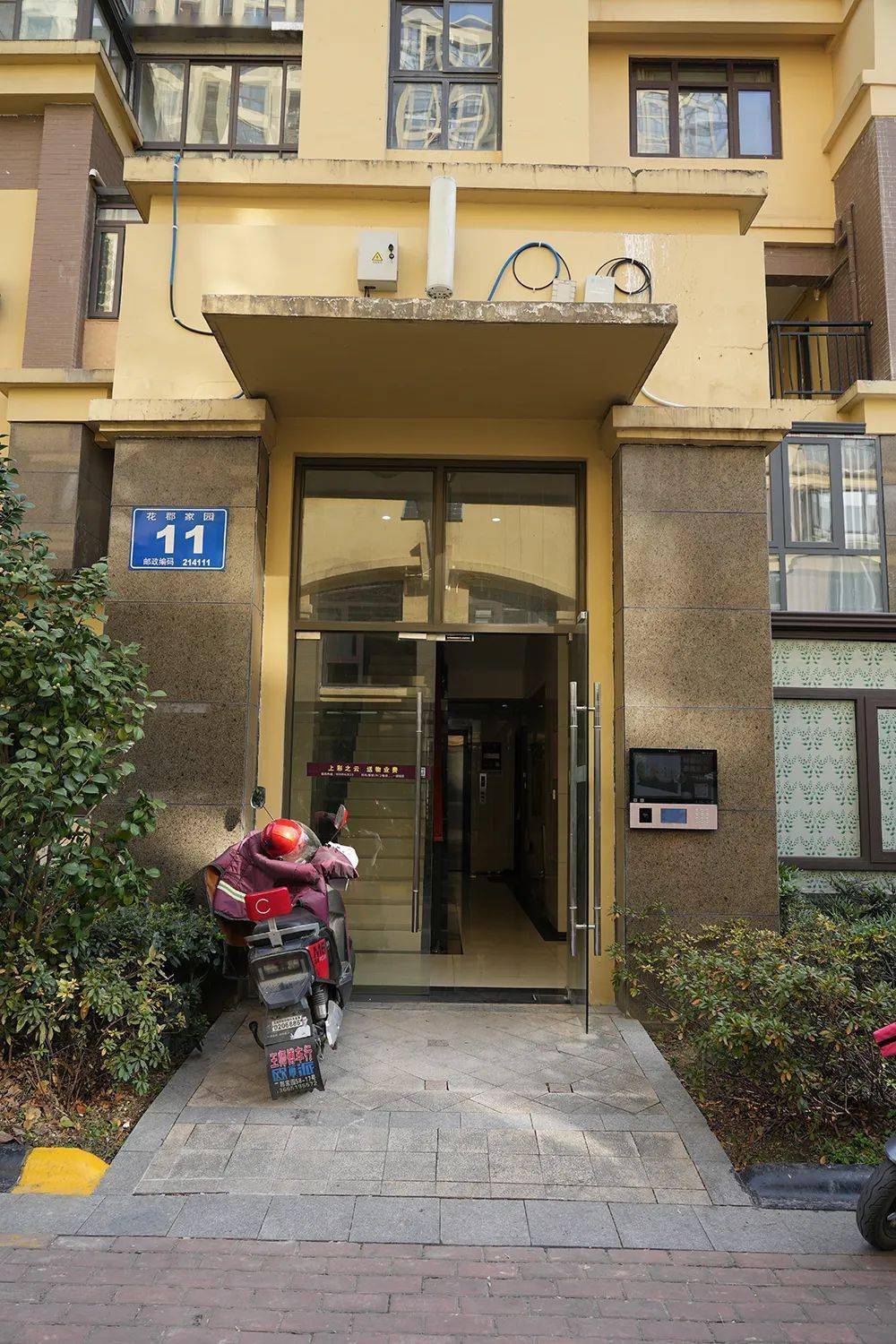 小区楼栋虽然有门禁,但多数单元门也是畅通无阻,完全敞开,任何人都