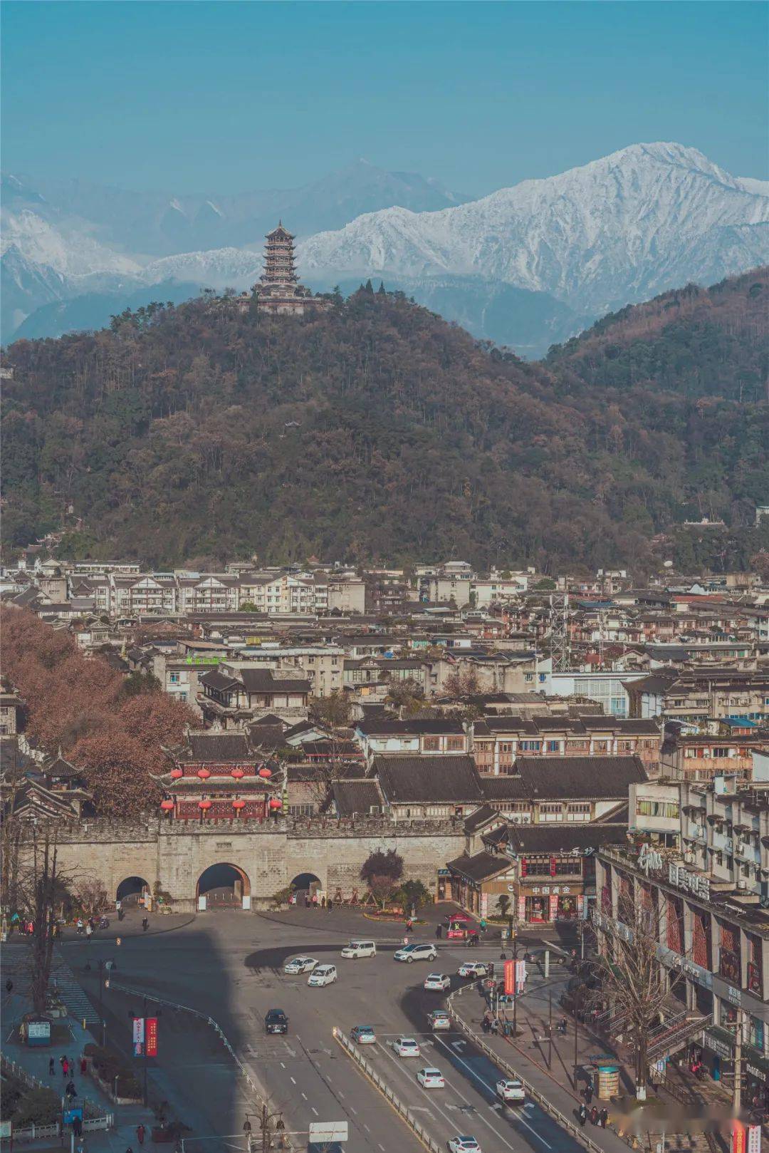 包围|如果有一万种理由来都江堰，那看雪山必是其一！