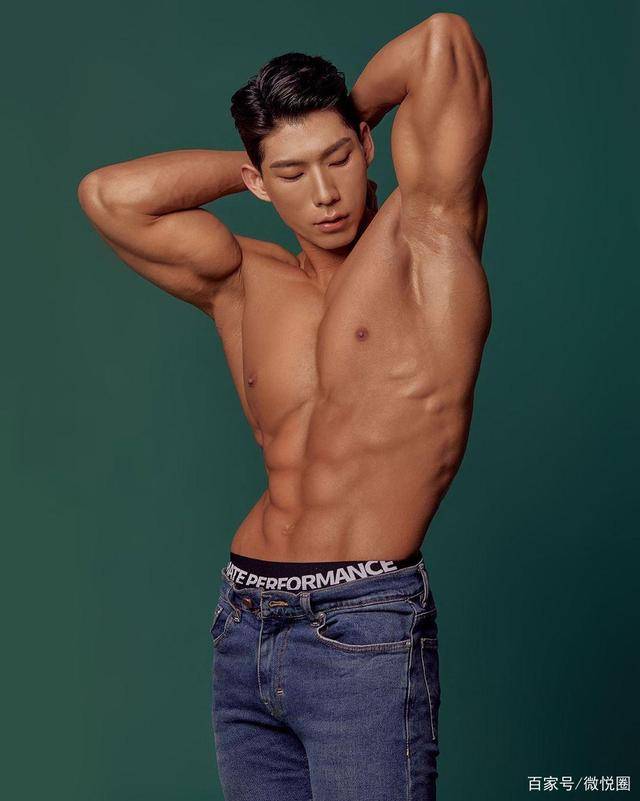帅颜男模秀“虎背蜂腰”的好身材,精壮扎实的肌肉尽显男友力_男生_初恋_健身房
