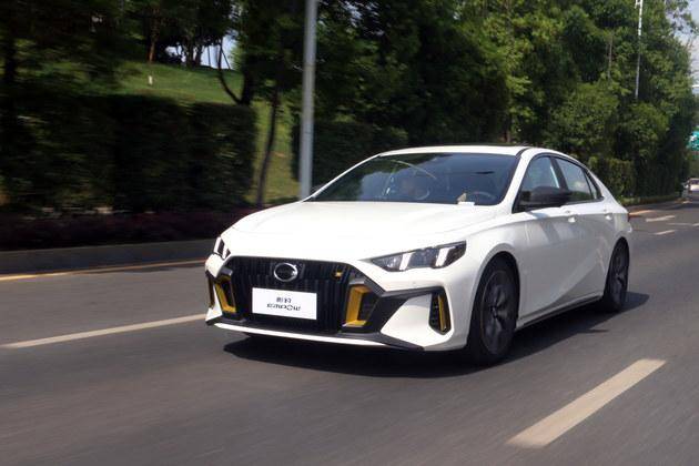 广汽传祺影豹的造型灵感源自战斗机,战机主题的前脸设计相当的夸张