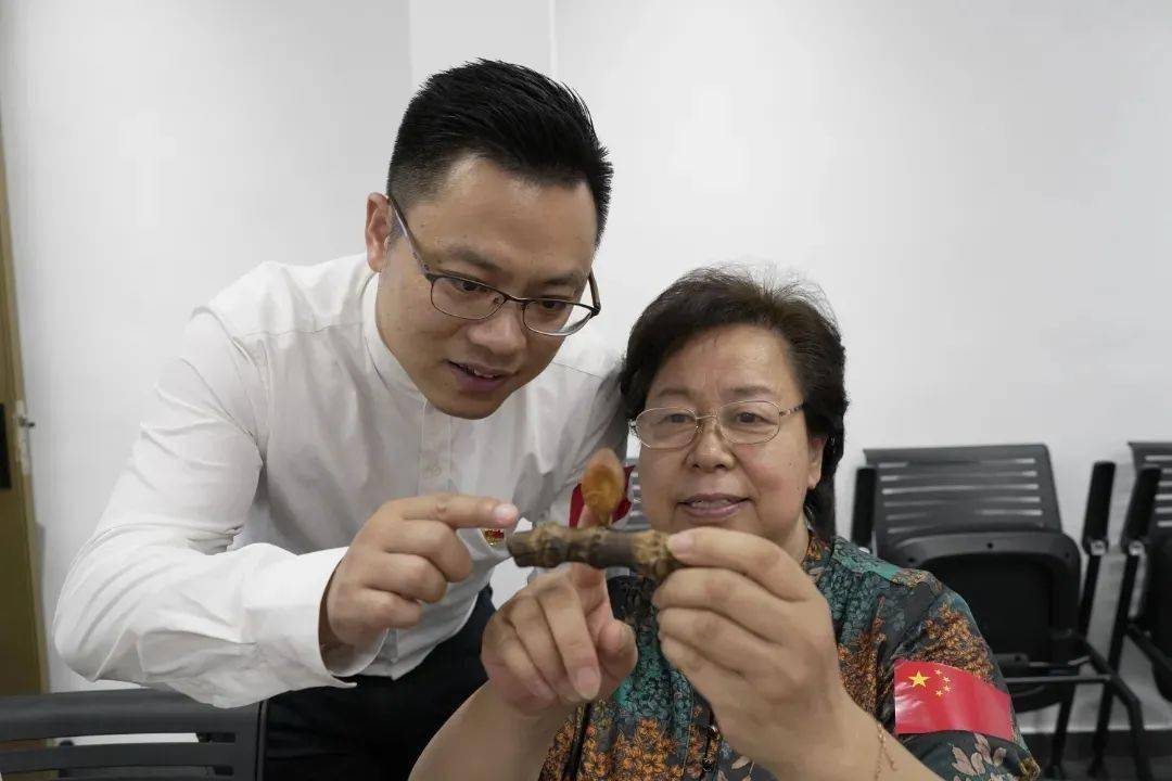 十年磨一剑,砺得梅花香,许静健说,在当今学习的社会里,对于核雕更就应