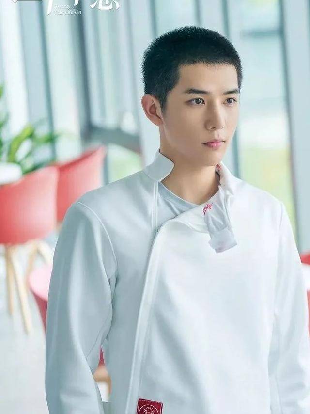 寸头肌肉体育生,因肌肉身材走红,校草颜值硬汉身材,神似王源_王安宇