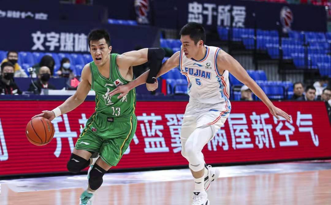 侄子|冷靜！郭艾倫防守違體被罰下，漂亮！大侄子胯下傳球，助攻韓德君