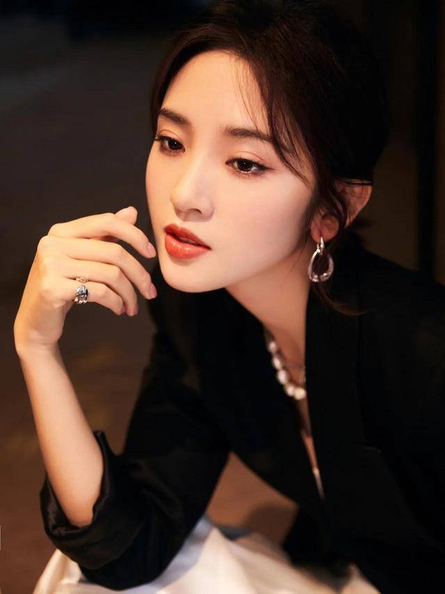 唐艺昕,肤白貌美,性感迷人,颜值在线,好看的女人让人心动不已_唐艺昕