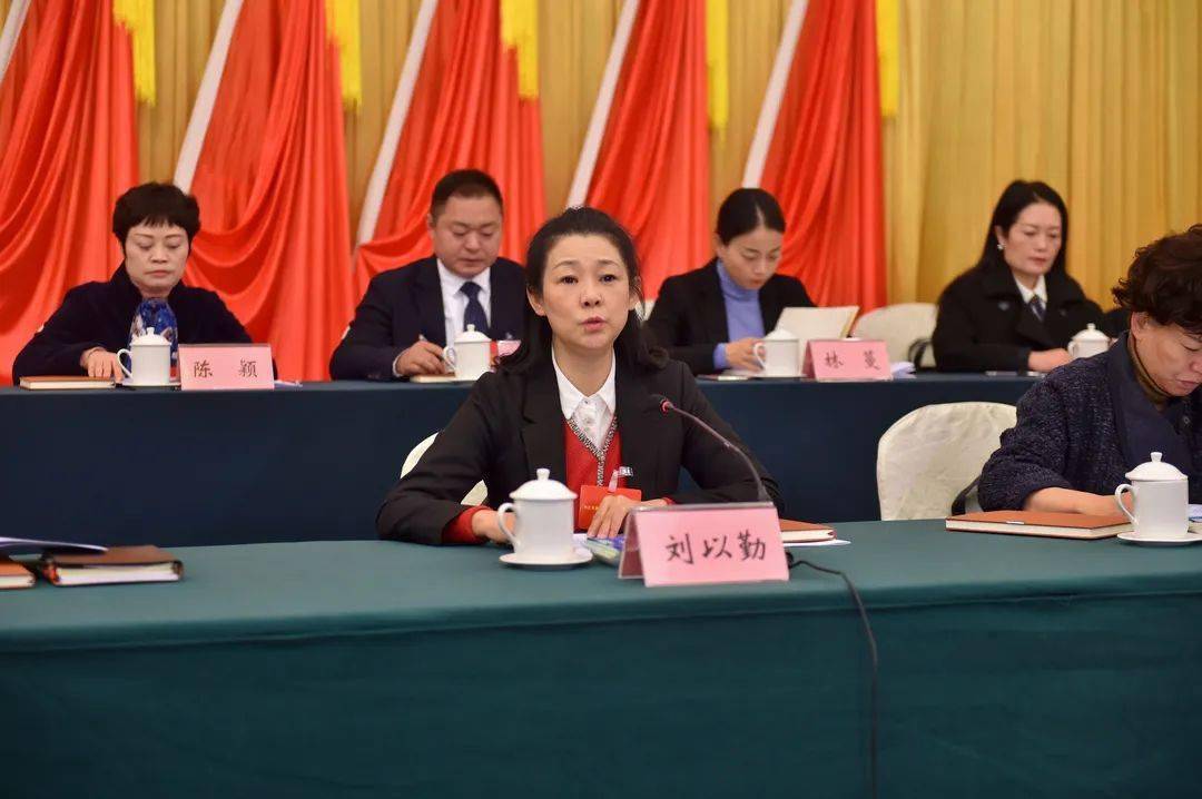 郑莉强调,当前,内江正朝着"加快建设成渝发展主轴中心城市"的目标坚定