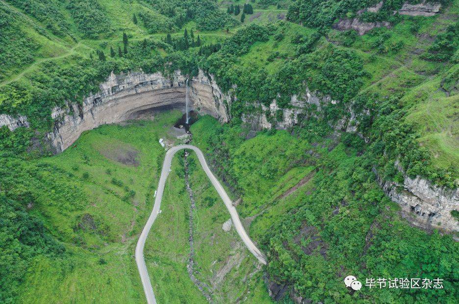 岩瀑布站在公路上距纳雍县城17公里位于纳雍县勺窝镇与體岭镇的交界处