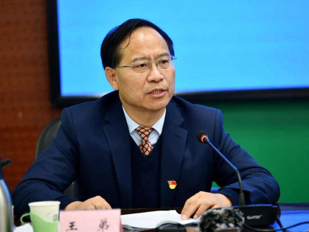 下面请森林资源管理处处长王弟同志对近期省林长办印发的"一方案五