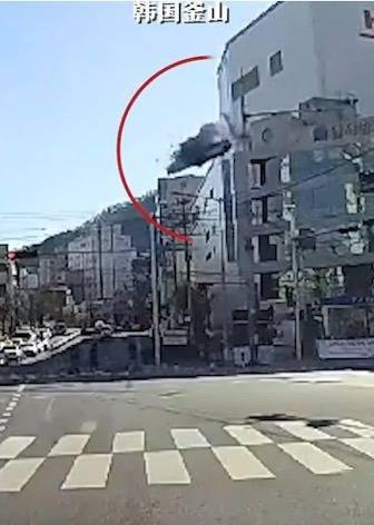 韩国一辆出租车冲出5楼停车场坠毁 司机身亡,7人受伤