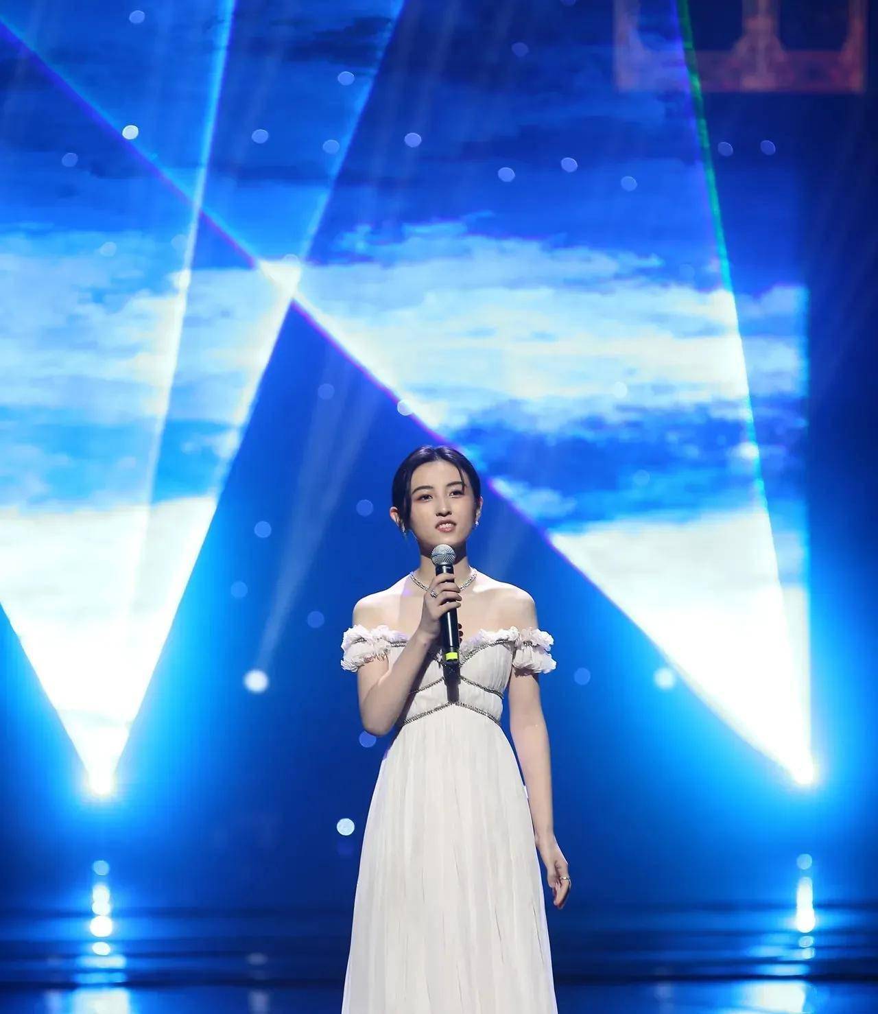 因为张子枫的斜方肌又鼓起来了?大大的一块气质太被影响