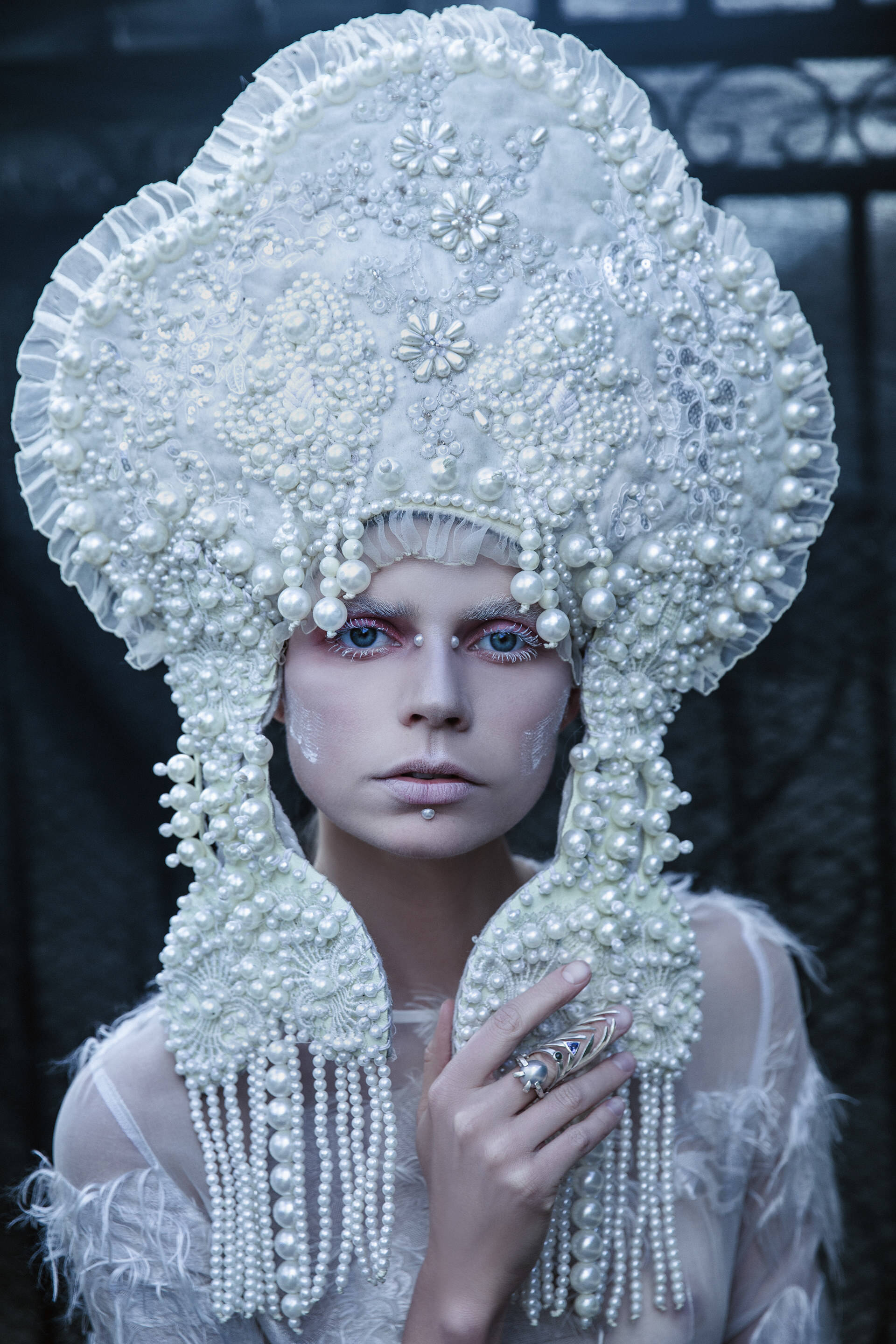 灵感造型|复古圣洁的妆容造型,珍珠必不可少_眉羽_嫣红_玫瑰