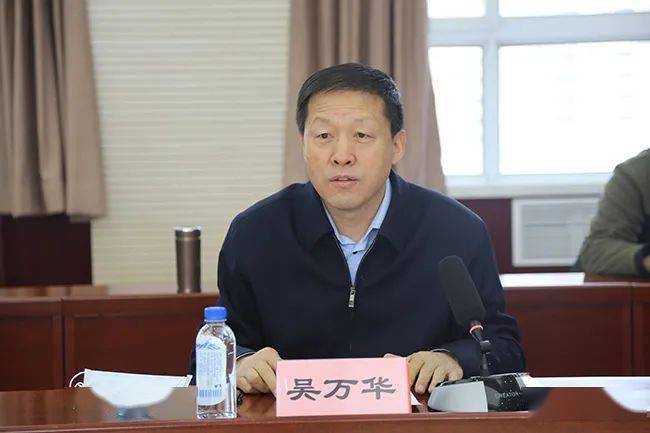 交接仪式上,张天革代表省引洮中心分别与省水利厅,省国资委和定西市