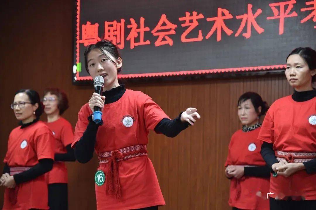 了15位在校大学生和37位顺德区各大曲艺社团成员,他们年龄跨度比较大