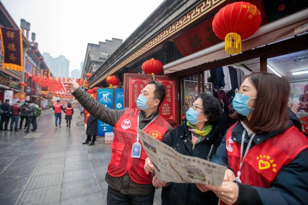 文明旅游志愿者在古文化街为游客提供引导服务文明志愿者走进天大四季