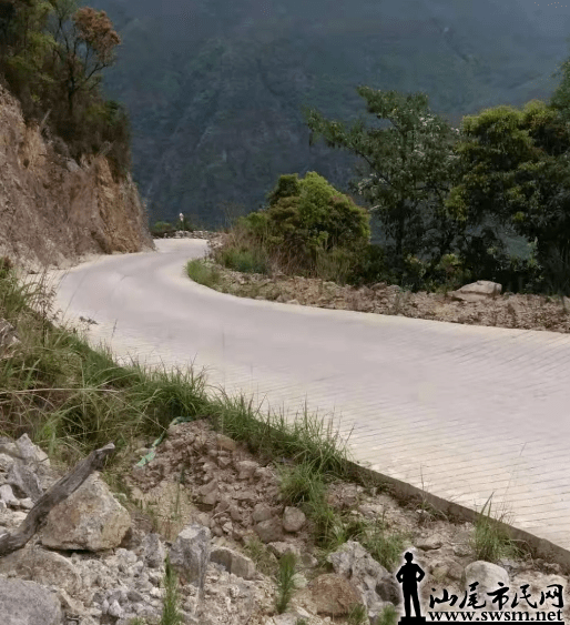 网友报料:凌晨五点,海丰莲花山上飞瓦寺路段,一辆小车在转弯时一边