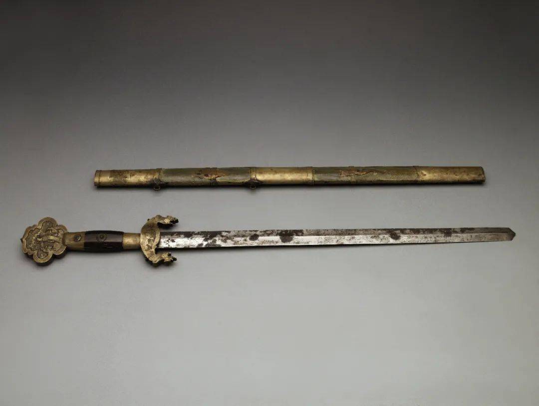 清太祖努尔哈赤剑,柄首为铜质海棠形,开光内錾天官,鹿,仙鹤,柄茎包