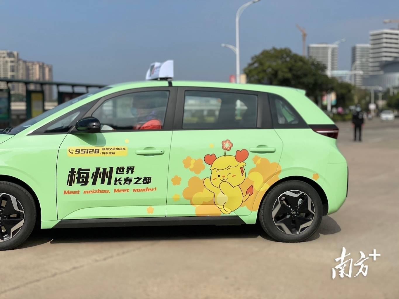 出行新方式梅州首批巡游网约新能源出租车交车