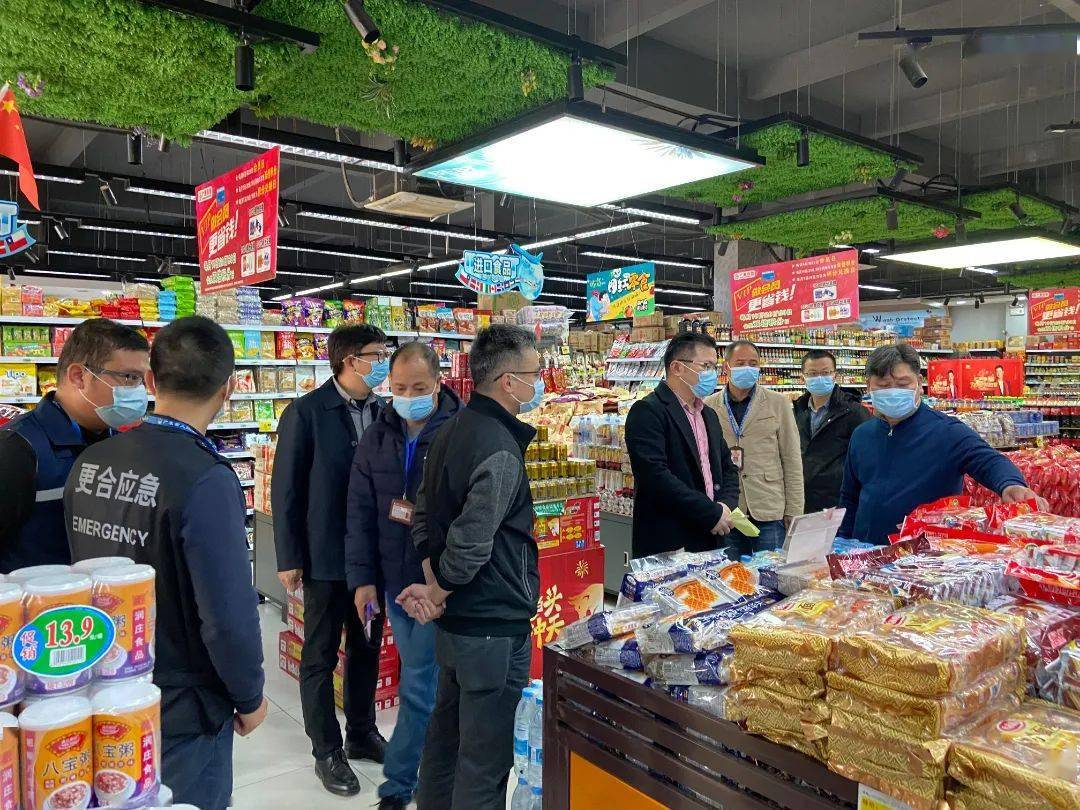 随后,检查组到白石碧丽市场,广晟百货进行节前检查,重点检查了是否