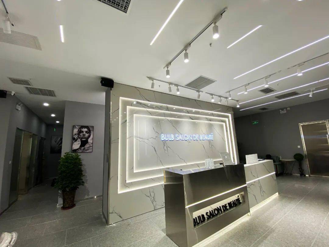 发型迎接2022，从头开始。轻奢美发造型品牌，烫染二选一，领券立减，只需79！