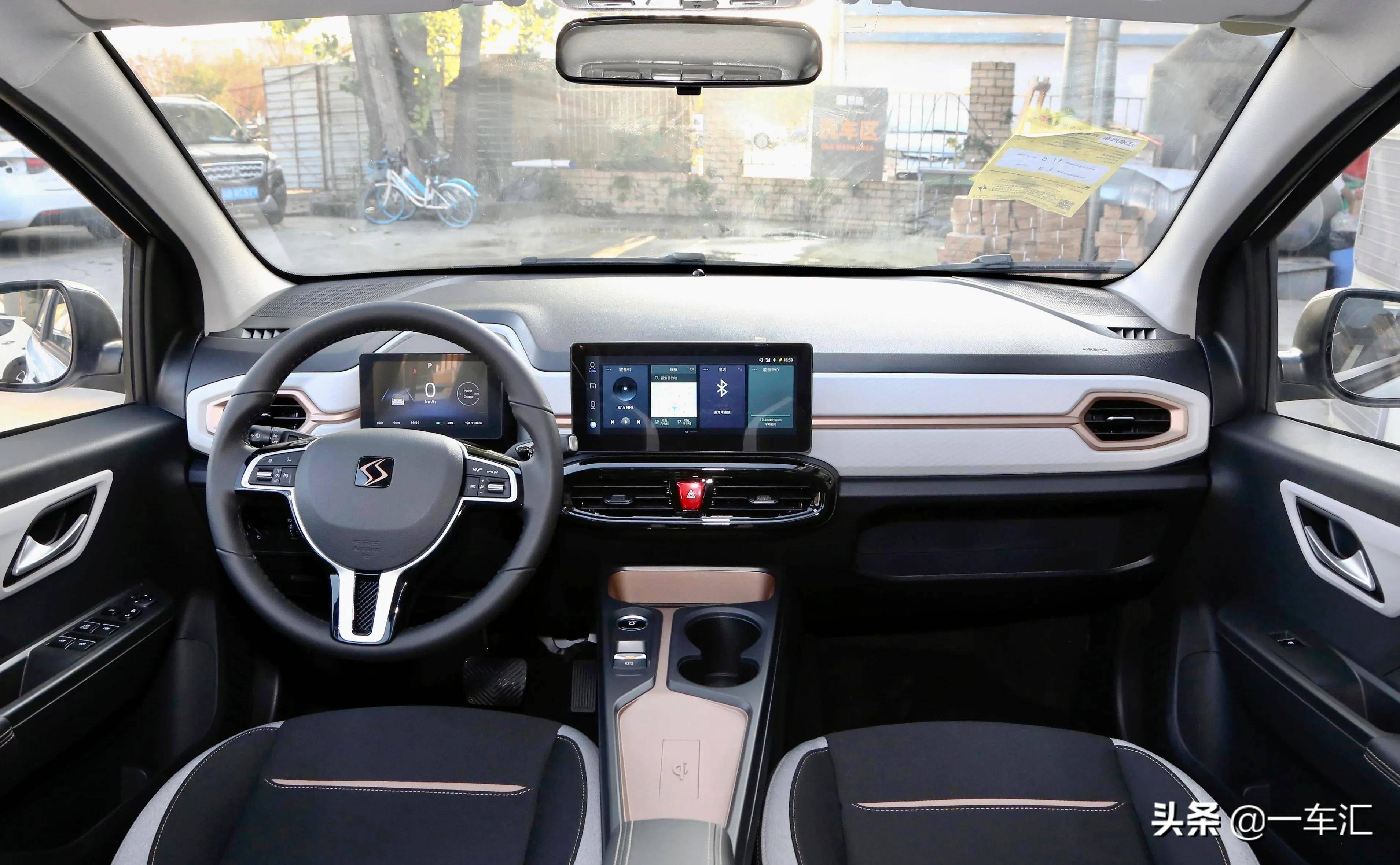内饰方面,思皓e10x车内布局简约明了,配色上与外观风格统一,同样能够