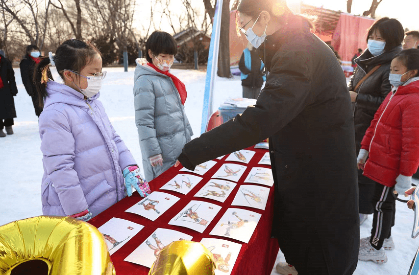 游客|元旦小长假首日，公园戏雪玩嗨了