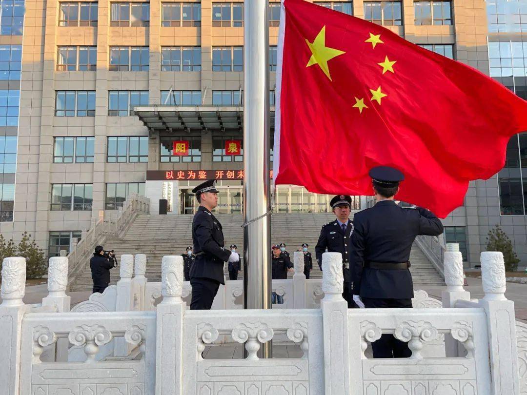 鲜艳的五星红旗冉冉升起护旗手护送国旗走向升旗台小编带你看现场