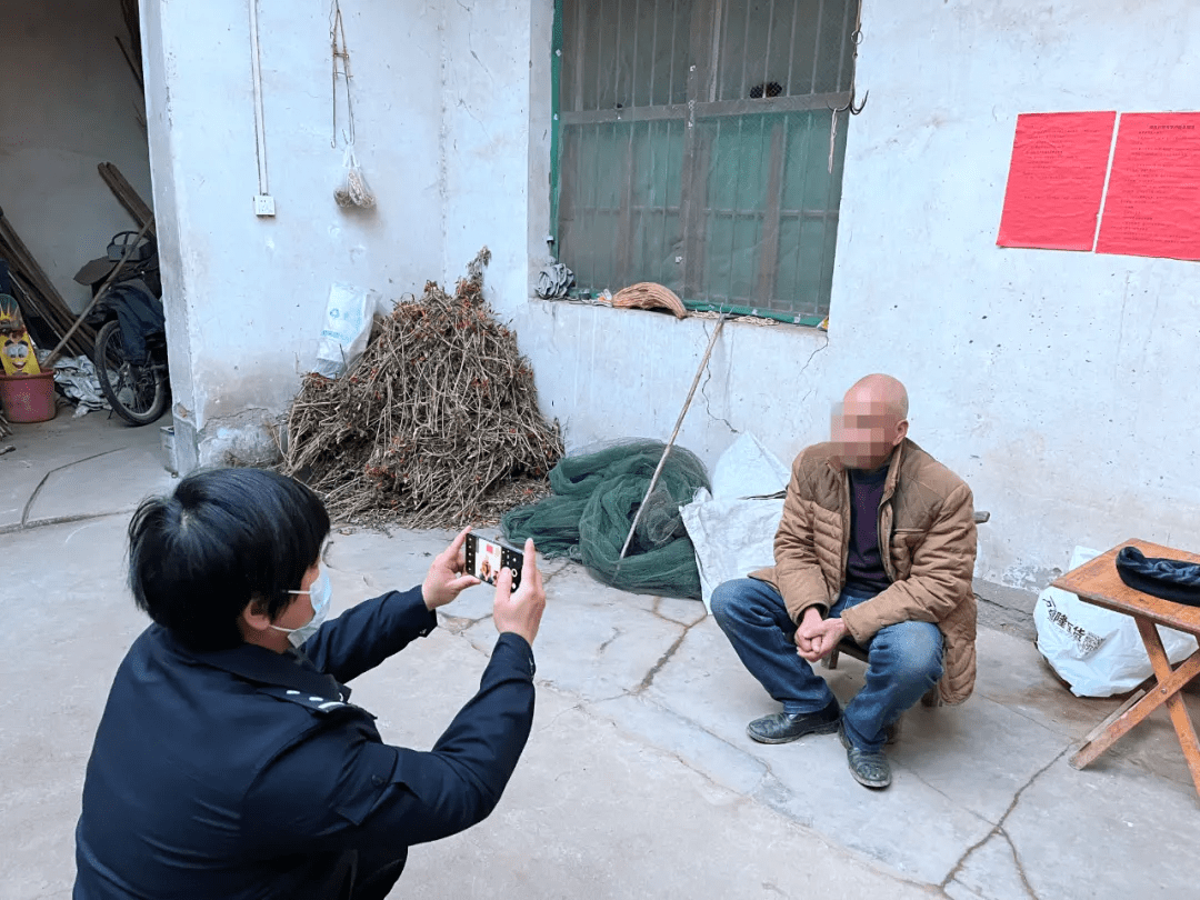 邓州公安老人行动不便民警服务上门