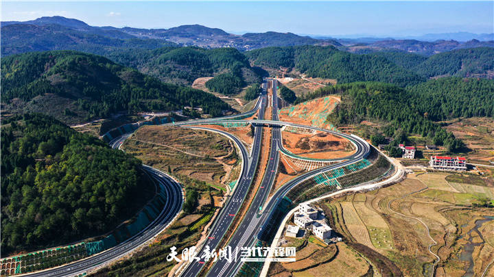 项目与沿德,秀印,松铜高速互通连接,进一步完善了黔东北地区高速公路