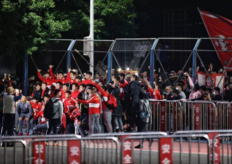 全场|广州球迷场外助威！41岁郑智打满全场，18岁凌杰首发建功