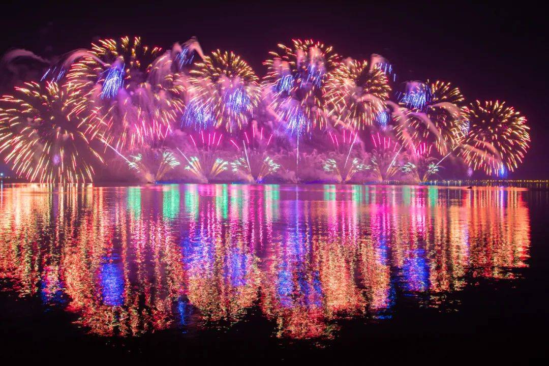 绚烂烟花点亮滴水湖夜空2022新年烟花秀完美落幕
