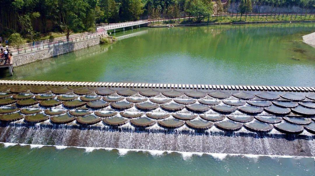 左右滑动查看图片鸬鸟溪属北苕溪水系,呈西东走向,西起仙佰坑水库