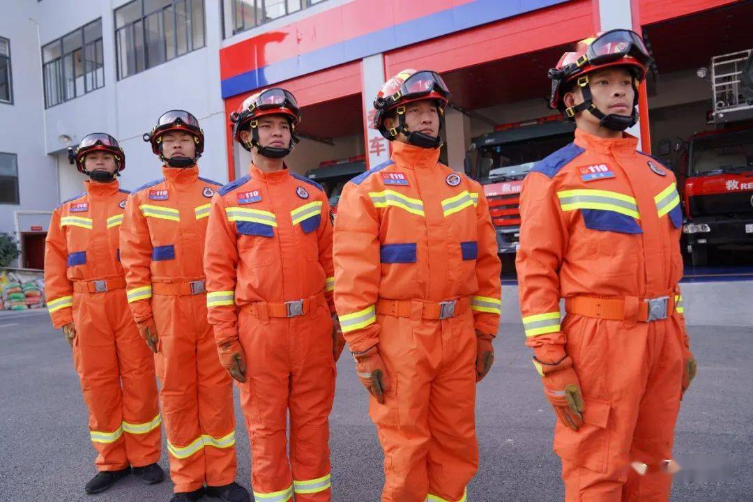 新年换新装昭阳消防配发200套新式灭火救援防护服