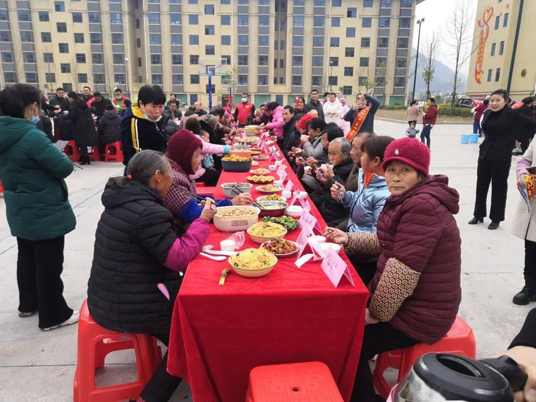 石城铜锣湾社区举办百家宴活动_小区_居民_美味