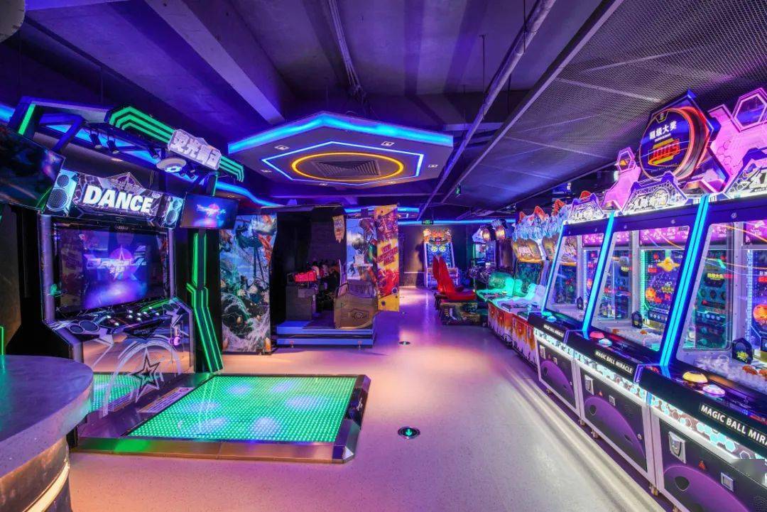 青山翠竹之间,超大落地窗直面山景,阳光,动感,刺激的电玩展现出超越