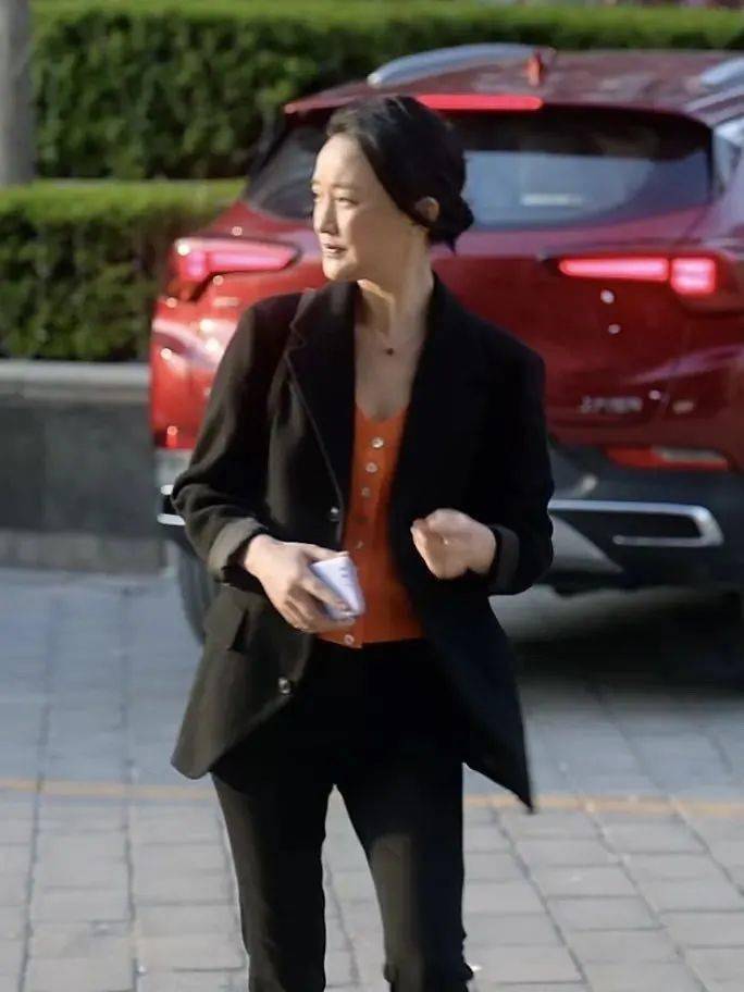 中年人|打开小敏家的衣橱，里头全是“断货王”