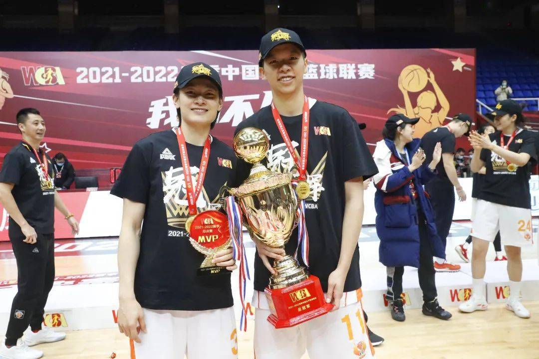 蝉联冠军内蒙古农信女篮荣登20212022赛季wcba总决赛冠军之巅