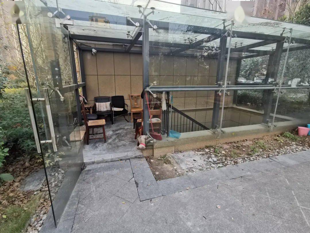 宁波某小区老年人聚集,地下室楼梯入口硬生生变成"阳光房"