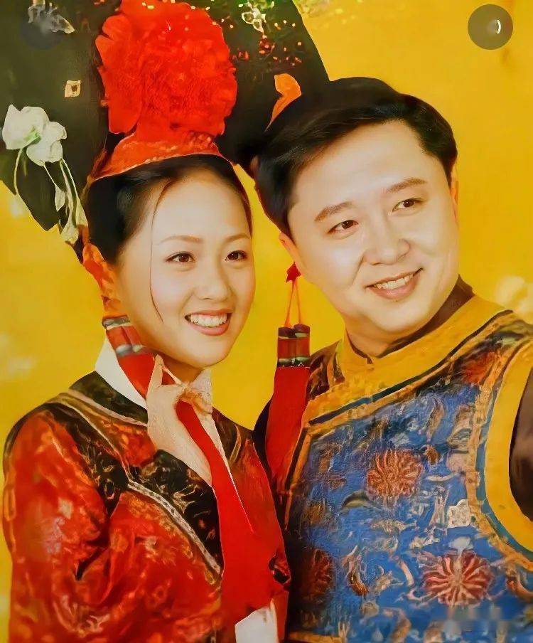 德云社相声演员于谦结婚照夫妇穿着满族服装