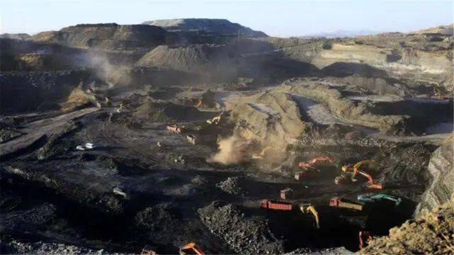 这座露天煤矿位于山西朔州市区和平鲁区交界的地方,因此叫做平朔