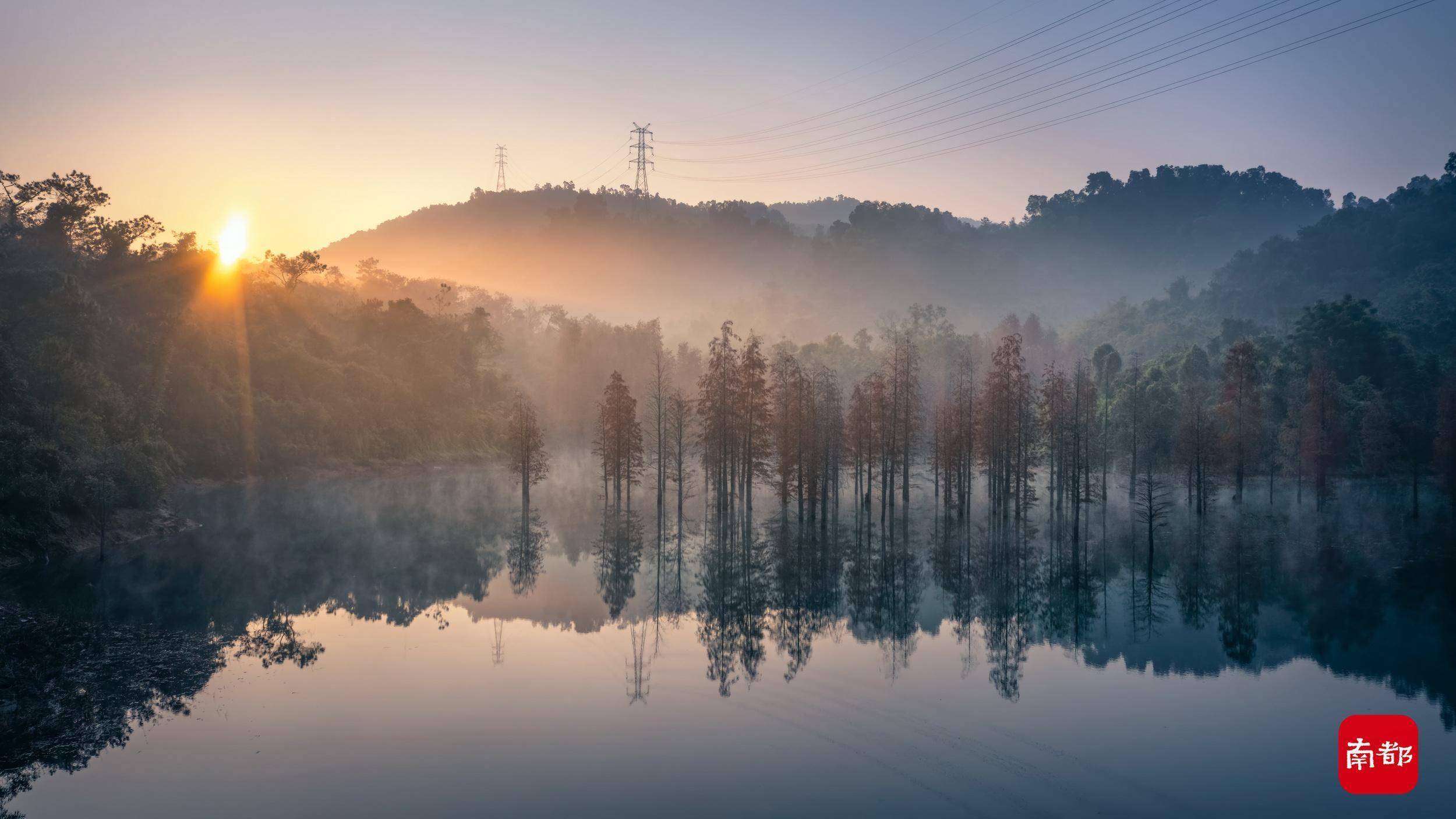 长江水库|图集：薄雾缭绕群山，红叶黄叶交织，这里景色天然中国风