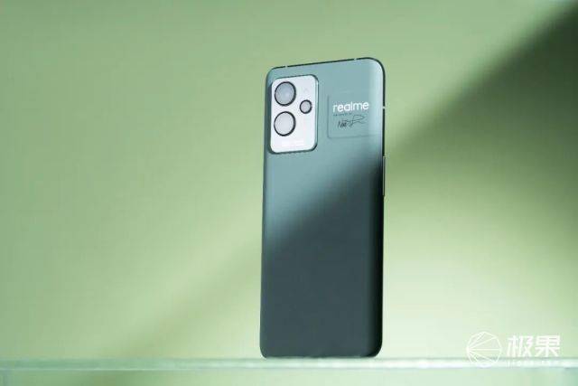 旗舰|3699起售！最广超广角，影像大升级！realme“纸”手机上手体验